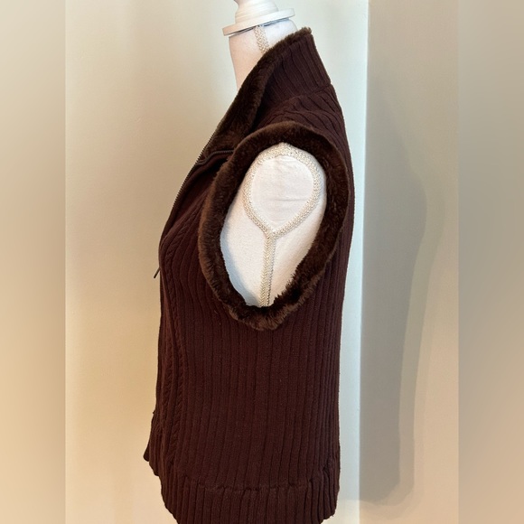 Tiara Vintage Knit Zip-Front Sweater Vest with Faux Fur Trim - Picture 8 of 13